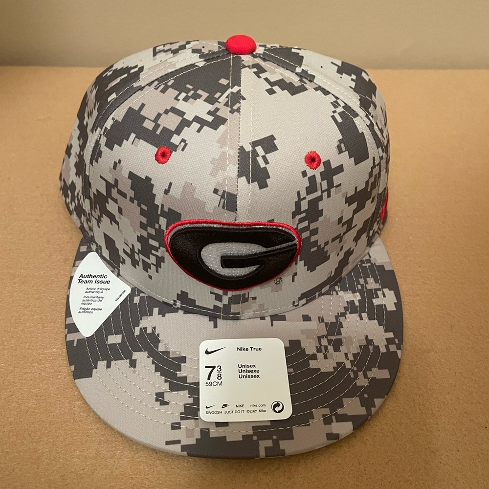 *NWT* Nike Georgia Bulldogs Football Team Issued PE Camo Fitted Hat